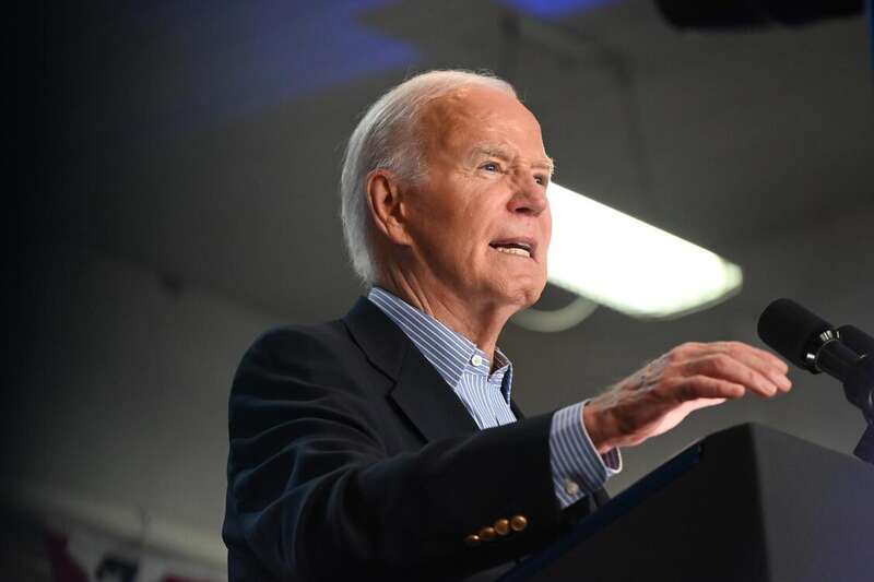 拜登抵达威斯康星州出席竞选集会