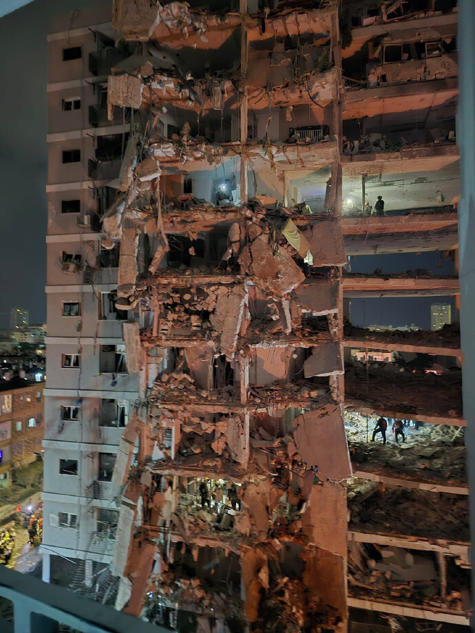 以色列巴特亚姆的居民住宅因伊朗导弹袭击而受损